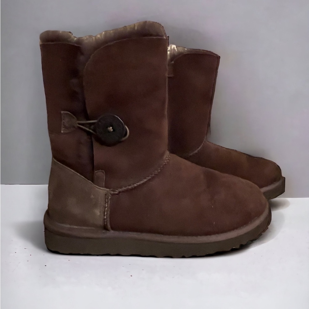 Women’s size 7 UGG Bailey short Boot